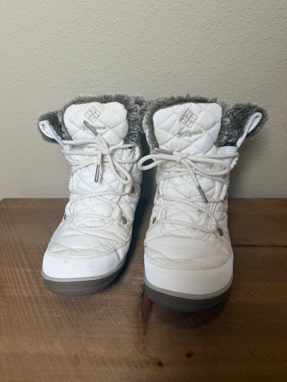 Columbia Women's Heavenly Shorty Omni-Heat Winter Boots in a white/sea salt